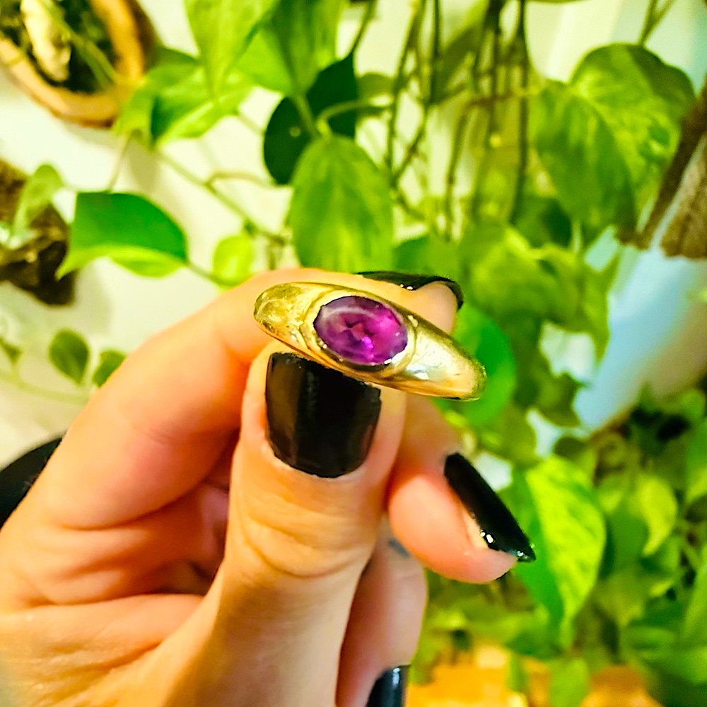 9K Solid Gold Ring with Purple Stone Stamped for Authenticity. Great Condition.